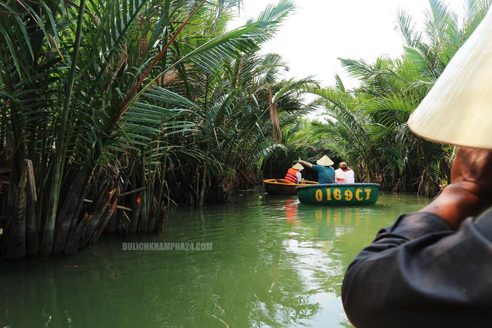 A small road between Hoi Mau Bay Mau coconut forest