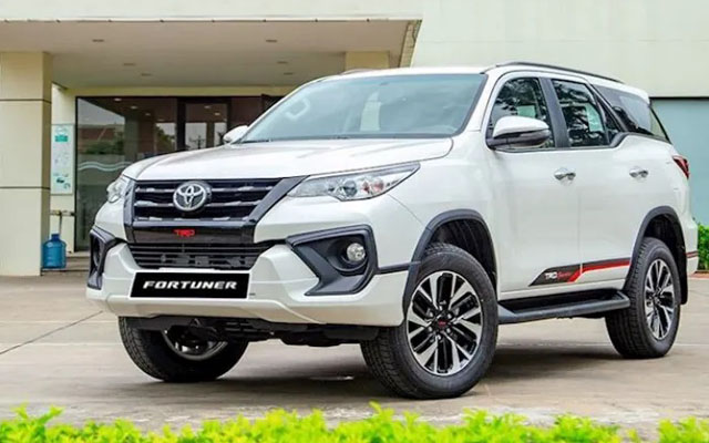 7 seats car - Toyota Fortuner