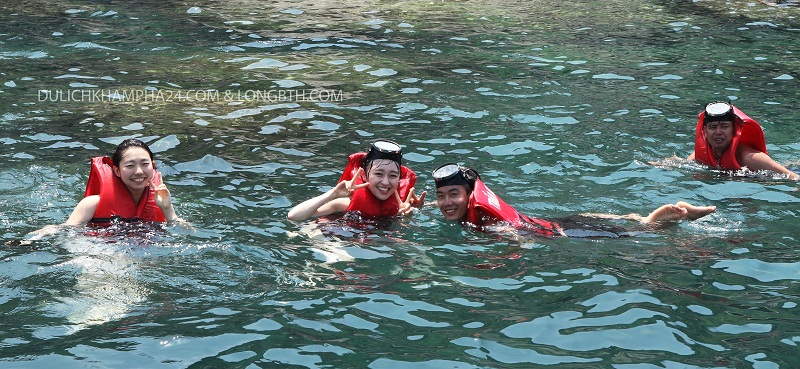 Snorkeling and watching Cham Island coral